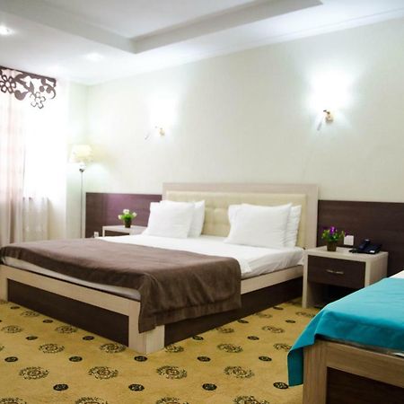Hotel Luxury House Shymkent Esterno foto