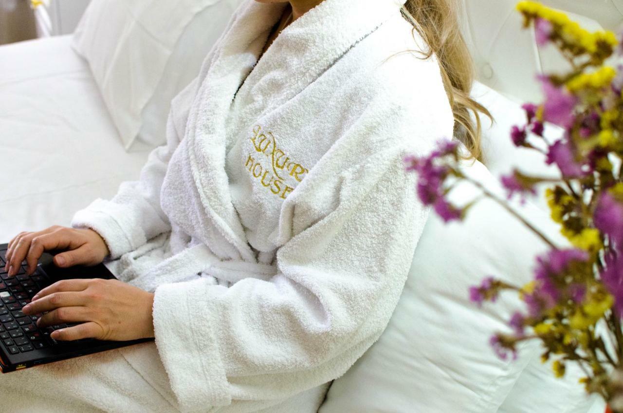Hotel Luxury House Shymkent Esterno foto